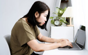 ngoi-gu-lung-khien-xuong-khop-nhanh-thoai-hoa-viet-my-clinic-vmc